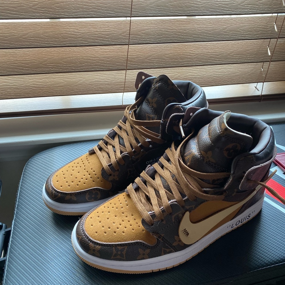Jordan 1s never worn TRIED ON ONLY, new condition!